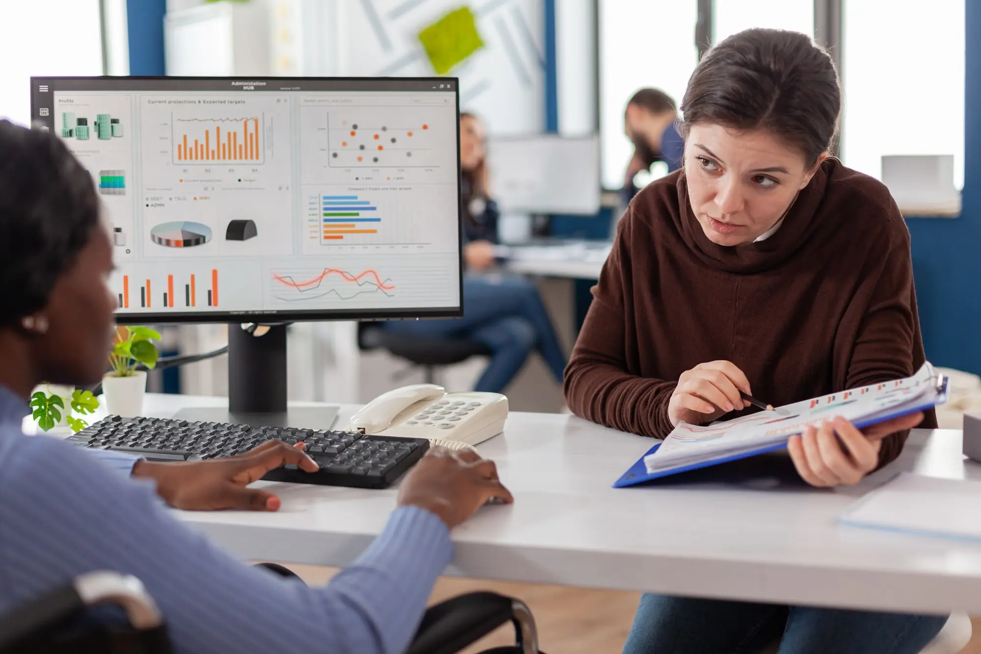 Geschäftsfrauen planen eine Finanzstrategie, schauen auf den Computer und arbeiten gemeinsam im Büro eines Start-ups.